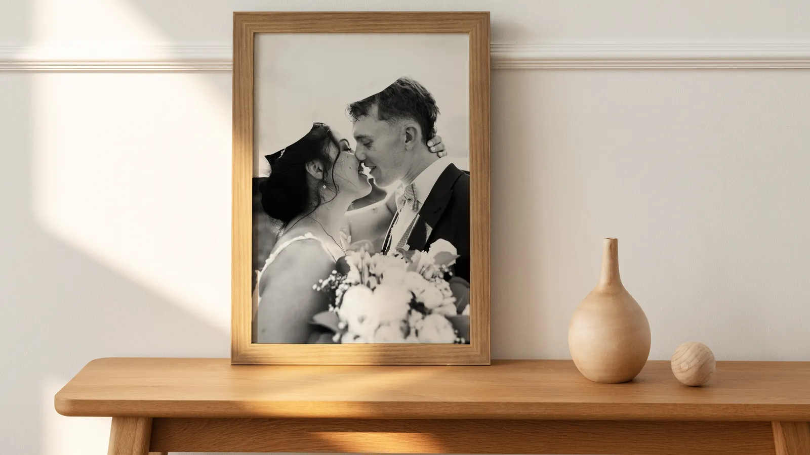 Gerahmter Schwarzweiß-Hochzeitsprint auf einer Konsole