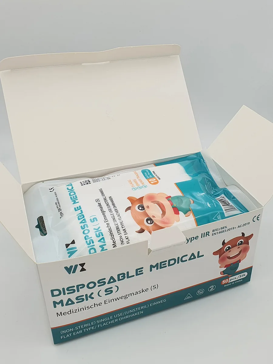 Geöffnete Box mit einzeln verpackten Kinder-Einwegmasken, farbig bedruckte Verpackung