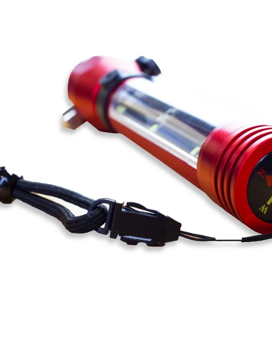 Rote Multifunktions-Taschenlampe mit Trageschlaufe, diagonal und nah aufgenommen