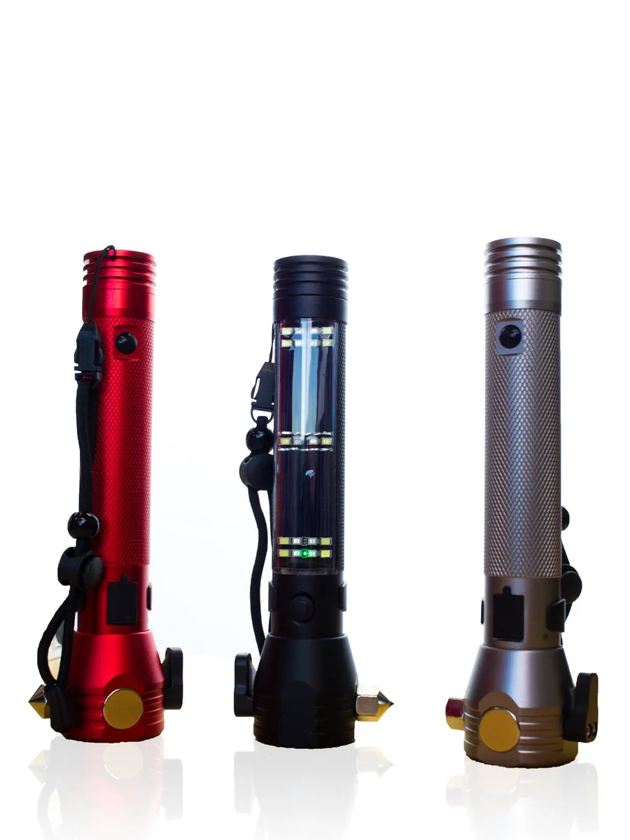 Drei Multifunktions-Taschenlampen in Rot, Schwarz und Silber nebeneinander auf Weiß, mit Spiegelung