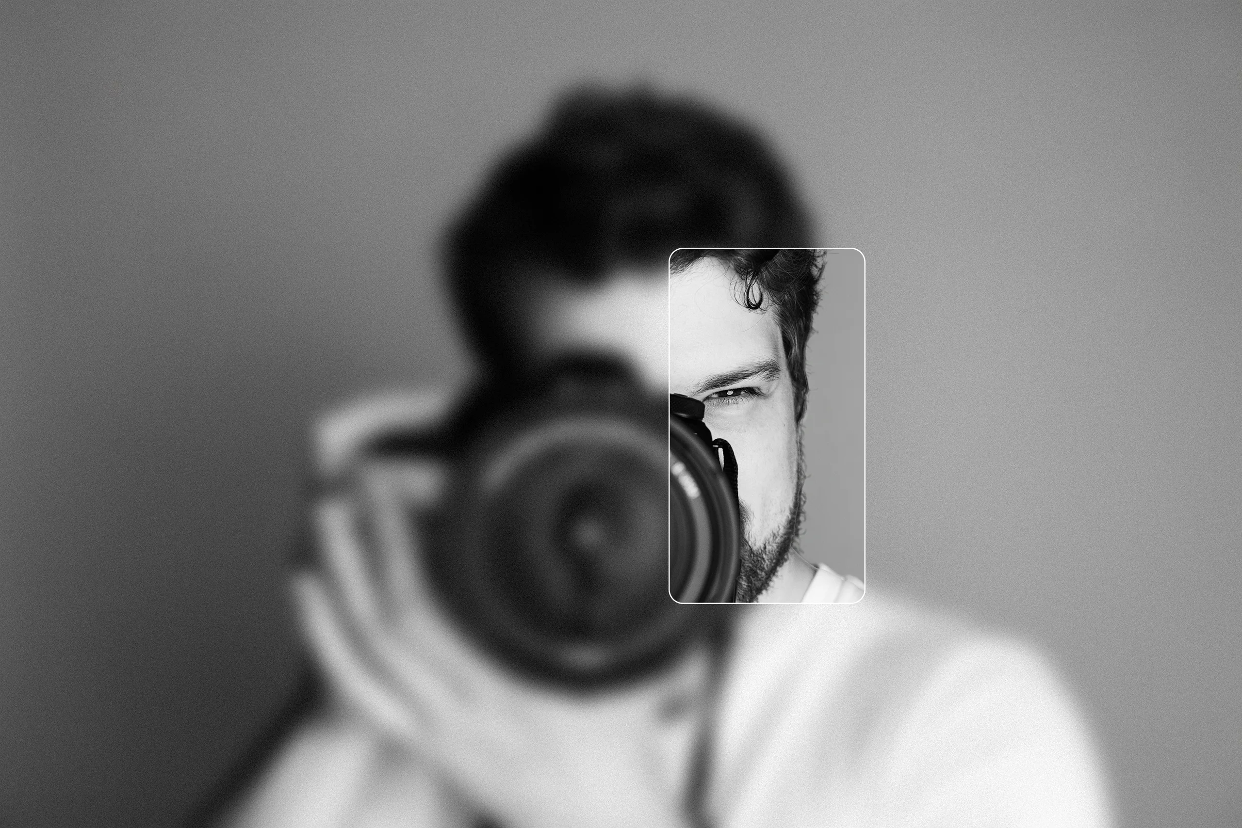 Selbstportrait von Alexander Franzen in Schwarzweiß, die Kamera vor dem Gesicht, ein Auge scharf in einem Fokusrahmen, aLx-design