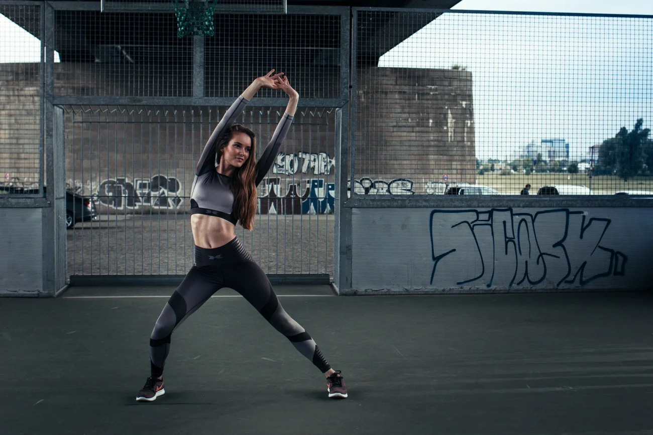 Sportfotografie Urban Style – Brooke beim Stretching auf Fußballplatz, Sportfotograf Hochrhein