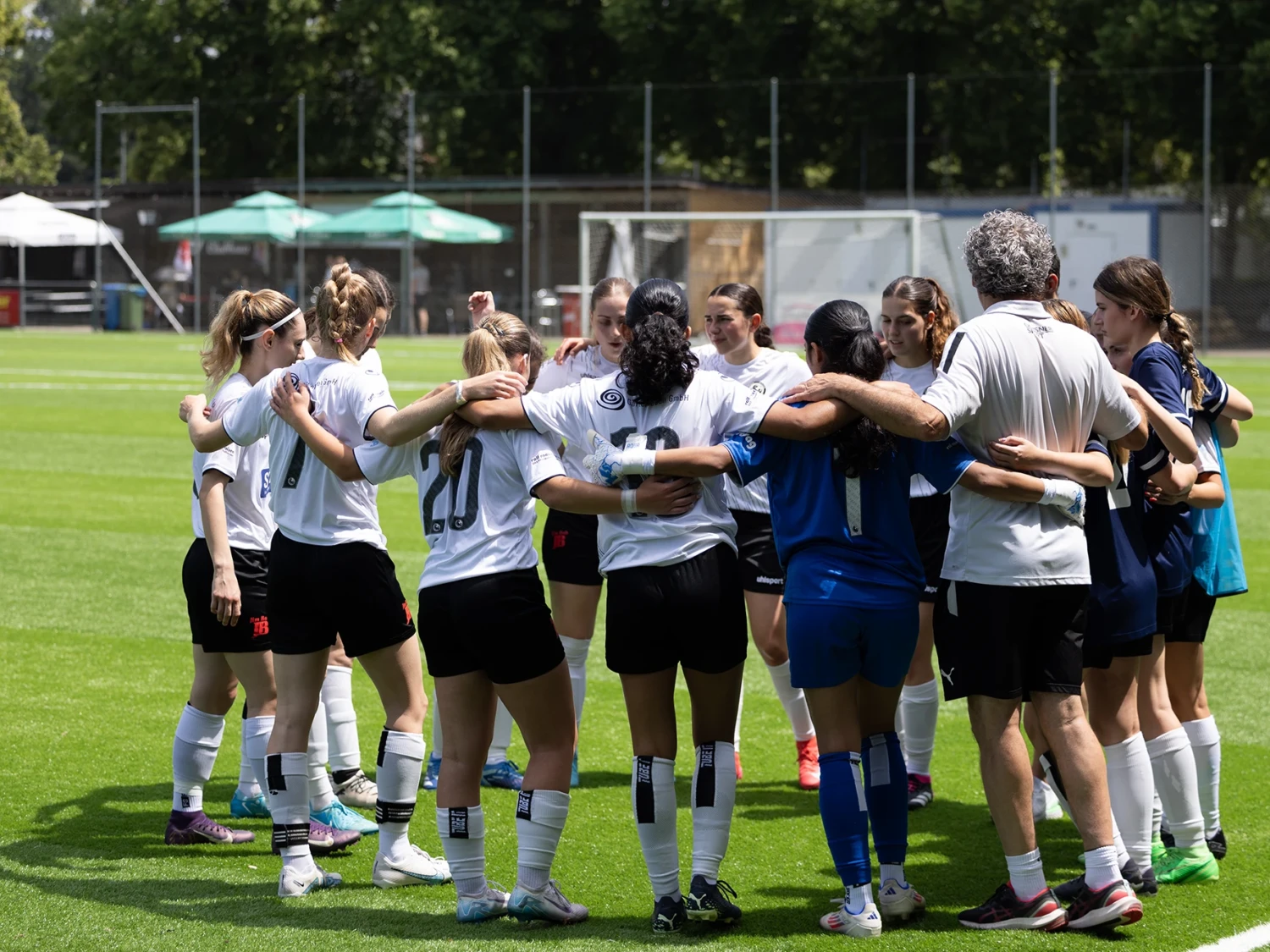 Damenfußball, Sportfotografie, Schaffhausen gegen FC Pfäffikon, Teamfoto der Spielvereinigung Schaffhausen vor dem Spiel