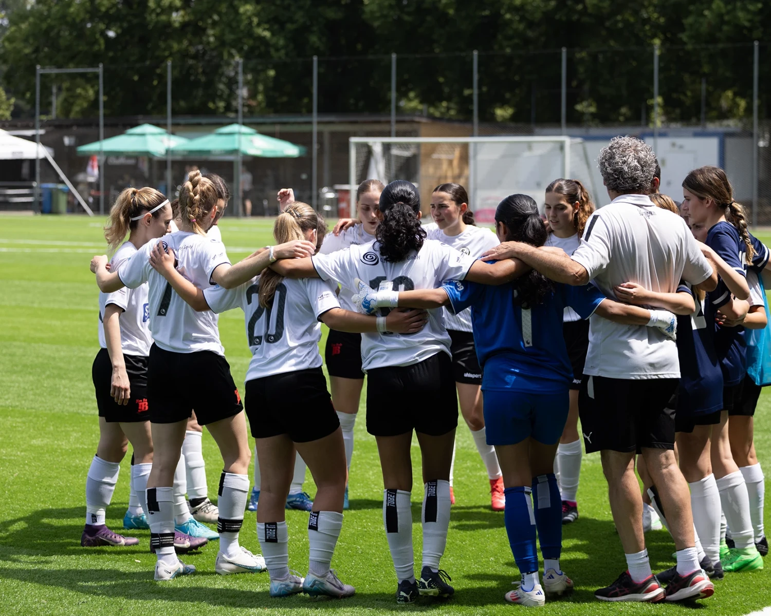 Damenfußball, Sportfotografie, Schaffhausen gegen FC Pfäffikon, Teamfoto der Spielvereinigung Schaffhausen vor dem Spiel