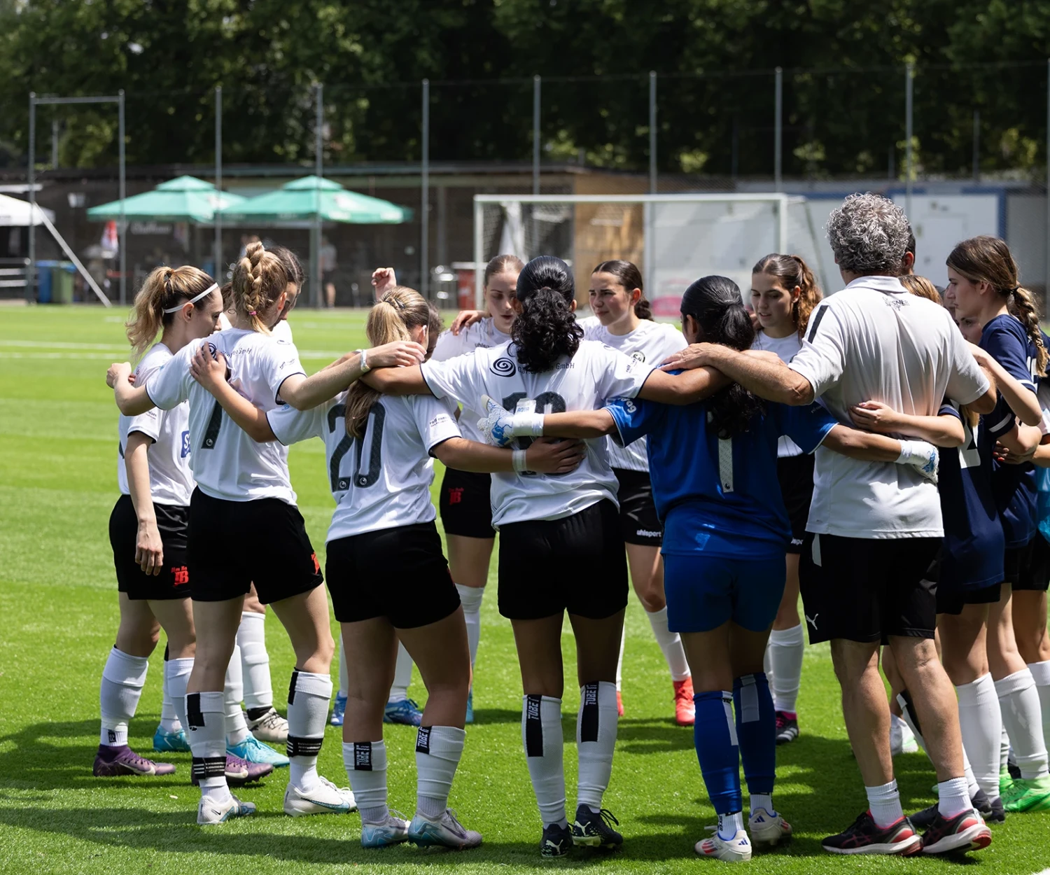 Damenfußball, Sportfotografie, Schaffhausen gegen FC Pfäffikon, Teamfoto der Spielvereinigung Schaffhausen vor dem Spiel