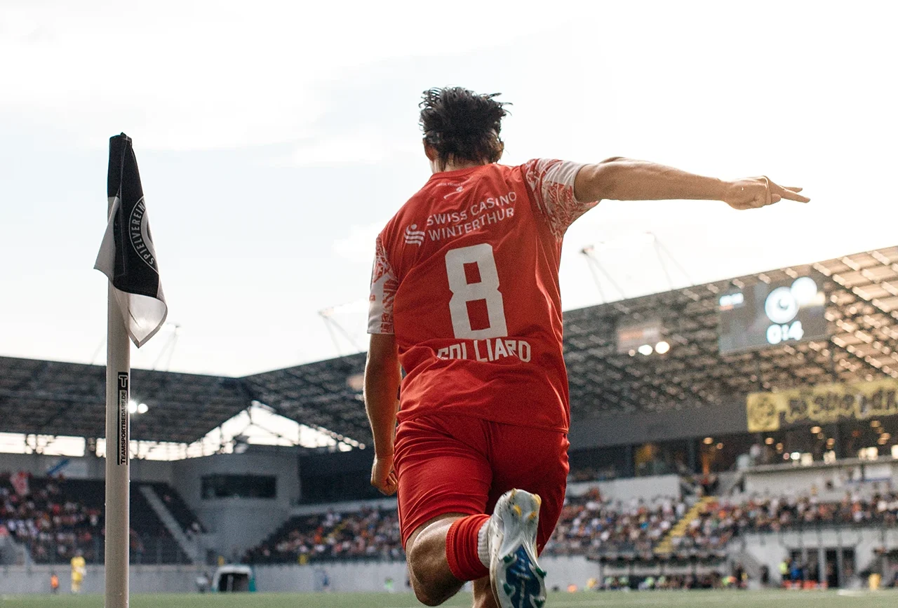 Théo Golliard tritt eine Ecke im Auswärtsspiel des FC Winterthur gegen SV Schaffhausen.