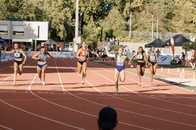 Finallauf 100m U23 Women Schweizer Meisterschaften - Swiss Athletics. Siegerin: 100 m U23 Frauen: Emma Van Camp (Lausanne-Sports Athlétisme, SUI, Jg. 2004) - 11,53 Sekunden